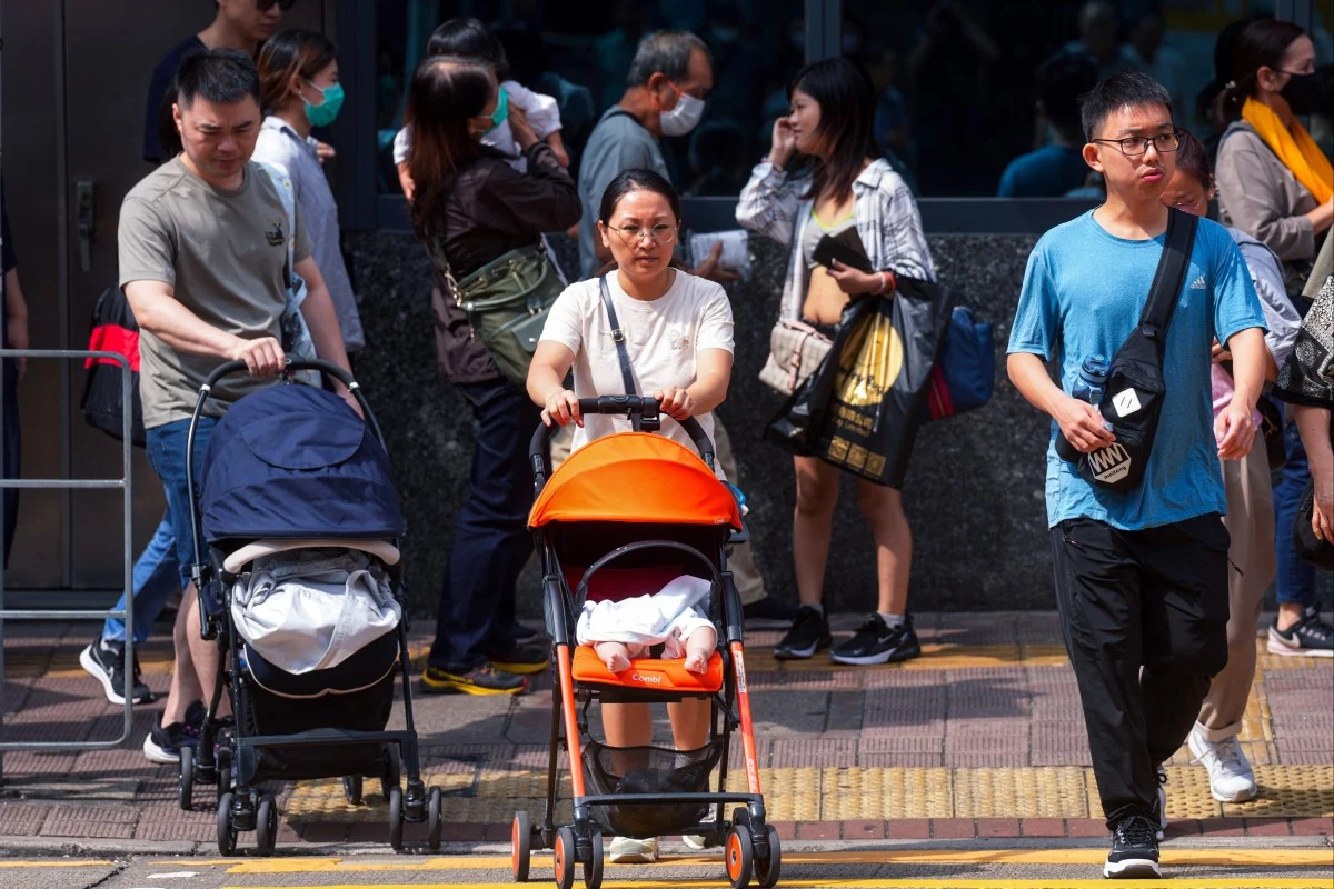 Sinh con muộn đã trở thành xu hướng thịnh hành ở Hong Kong. Ảnh: Scmp.