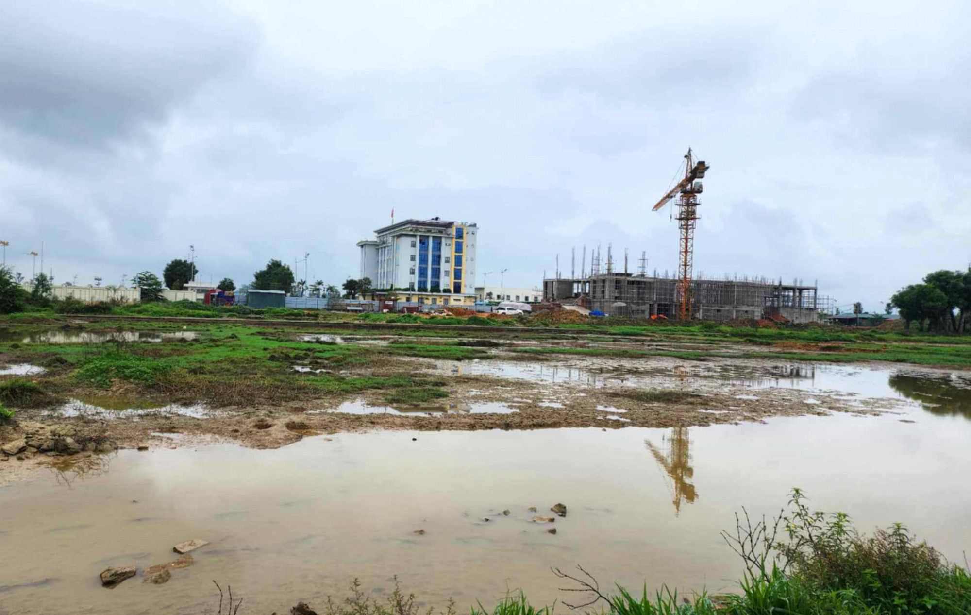 Dự án Trung tâm Hội nghị huyện Đô Lương cũng phải tạm dừng thi công - Ảnh: Khánh Trung