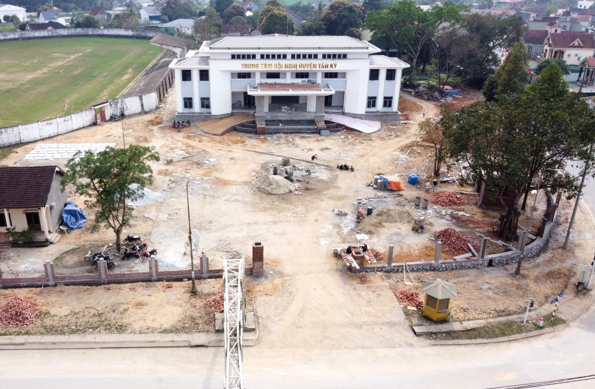 Dự án xây dựng cơ sở vật chất khu trung tâm Văn hoá Thể thao và Truyền thông huyện Tân Kỳ phải tạm dừng thi công khi đã hoàn thành 97% khối lượng - Ảnh: Khánh Trung