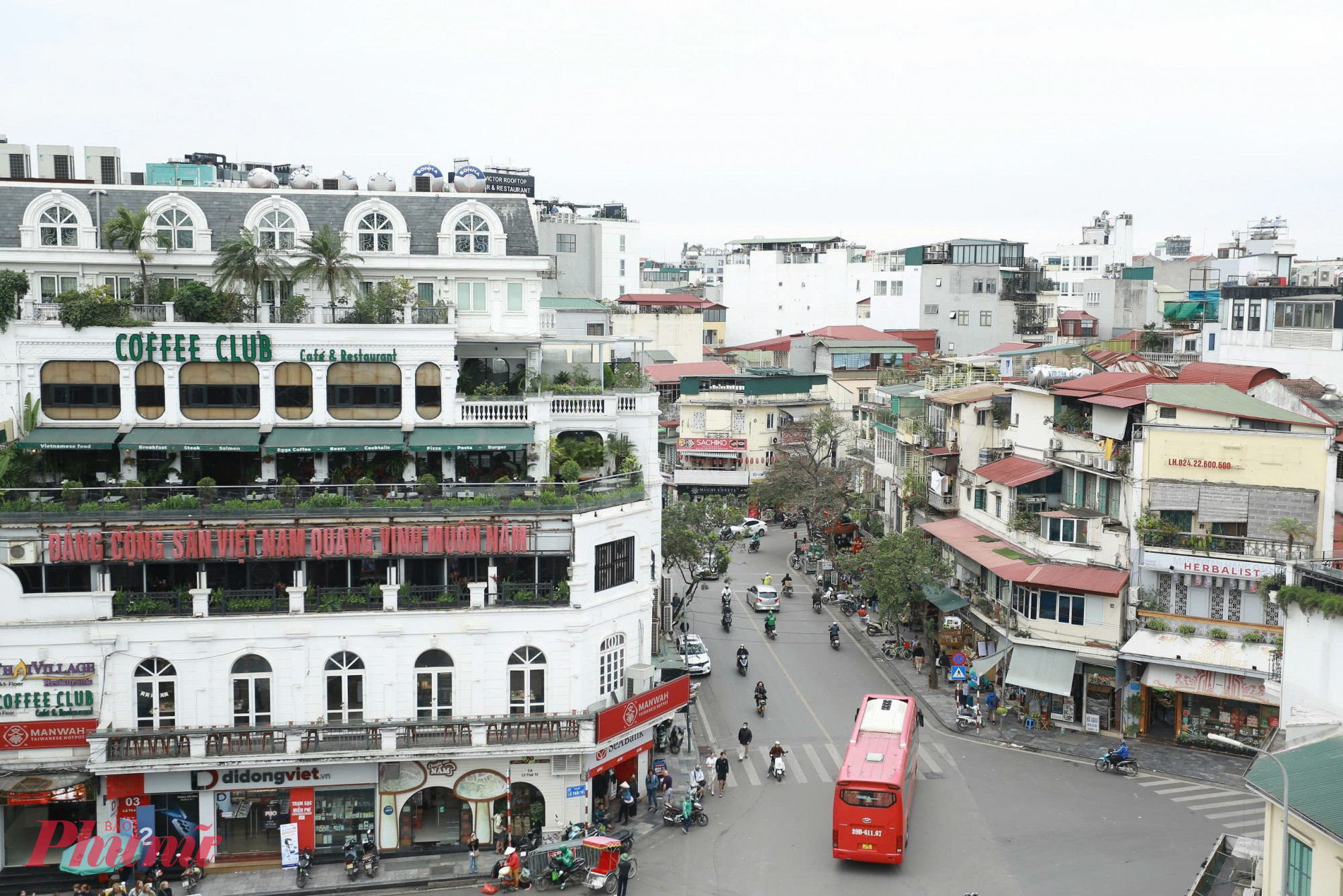 Mặt trước tòa nhà hướng ra Quảng trường Đông Kinh - Nghĩa Thục, mặt trái hướng ra hồ Gươm, mặt phải giáp với phố Cầu Gỗ.