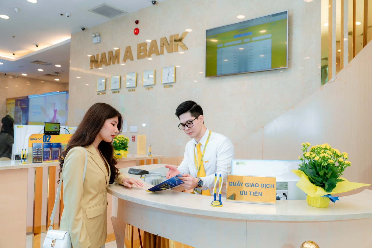 Khách hàng giao dịch tại Nam A Bank - Ảnh: Nam A Bank