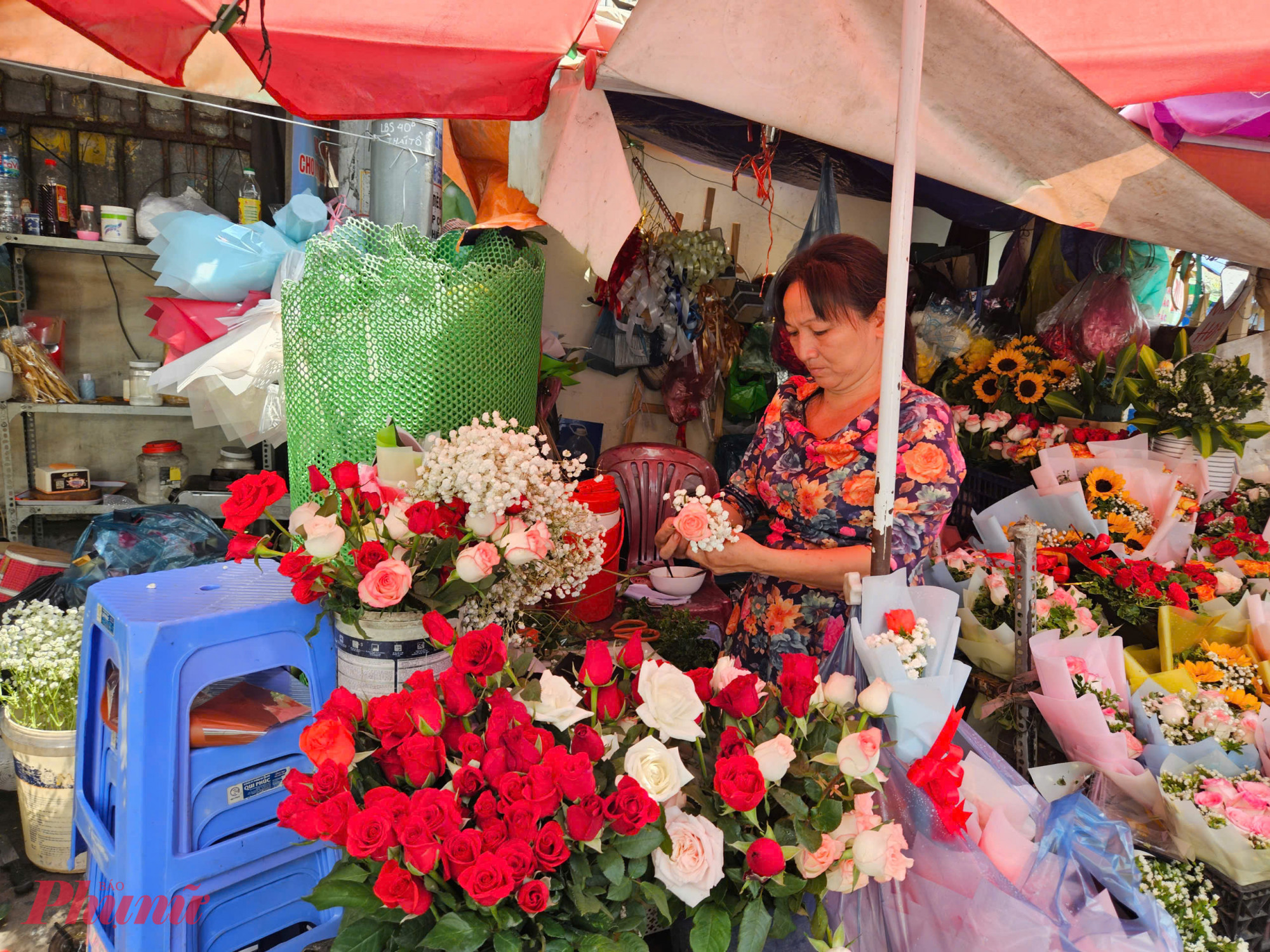 Hiện hoa hồng có giá từ 10.000 - 30.000 đồng/bông (tuỳ loại), hoa hướng dương dao động từ 25.000 - 50.000 đồng/bông, hoa bông bi trắng dao động tulip có giá từ 200.000 – 500.000 đồng/bó (tuỳ loại), hoa phi yến có giá dao động từ 30.000 – 60.000 đồng/bông (tùy loại), ho hoa ly giá 25.000 đồng - 35.000 đồng/bông,…