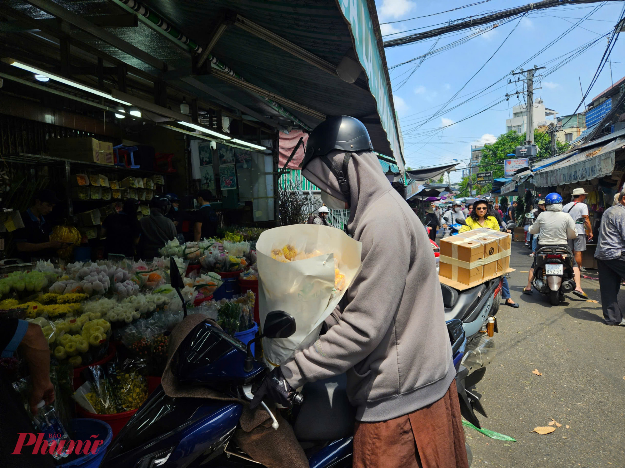 Nhiều người đội nắng giữa trưa tranh thủ mua hoa tươi tại chợ Hồ Thị Kỷ