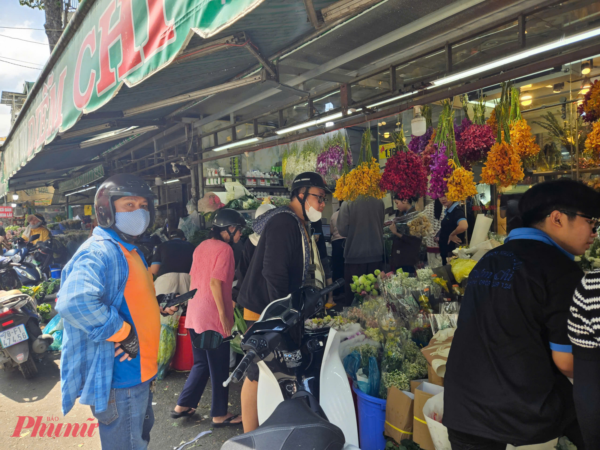 Các tiểu thương cho biết, do nhu cầu mua tăng cao và giá hoa nhập khẩu cũng tăng tư 30-40% nên giá bán các loại hoa cũng sẽ tăng lên theo so với ngày thường. 