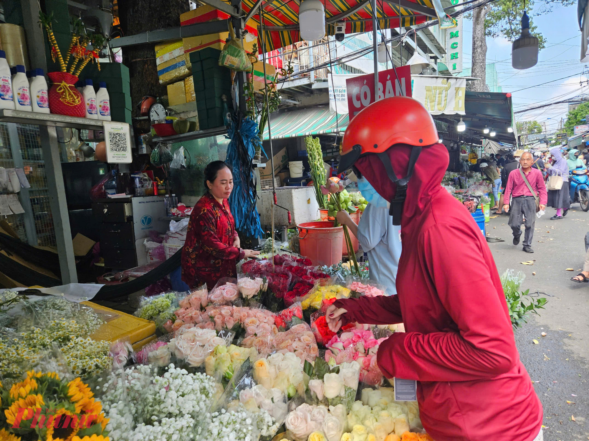 Theo các chủ cửa hàng bán hoa tươi, hoa hồng là mặt hàng được nhiều người chọn mua nhất. So với đầu tuần, giá hoa hồng đang tăng từ 2-3 lần. 