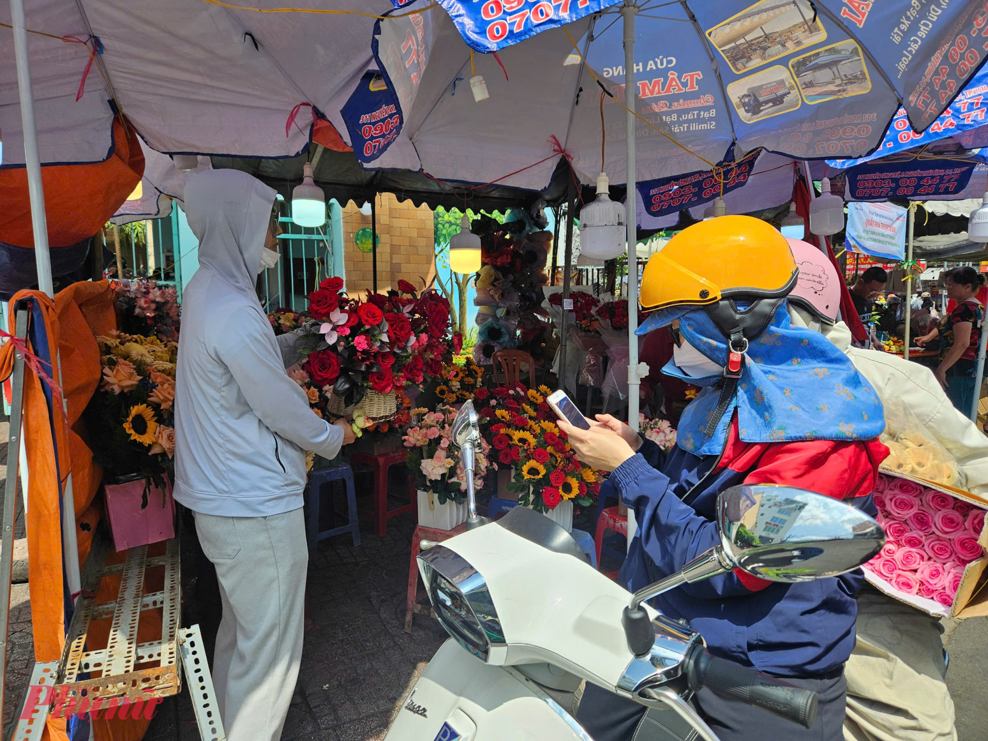 Dự kiến, những ngày tới càng gần ngày 8/3, giá hoa sẽ tăng cao đến 3-4 lần so với ngày thường.  Hiện nay, đa số khách hàng đặt hoa thường ưa chuộng các bó hoa có mức giá tầm trung, khoảng 200.000 - 300.000 đồng/bó. 