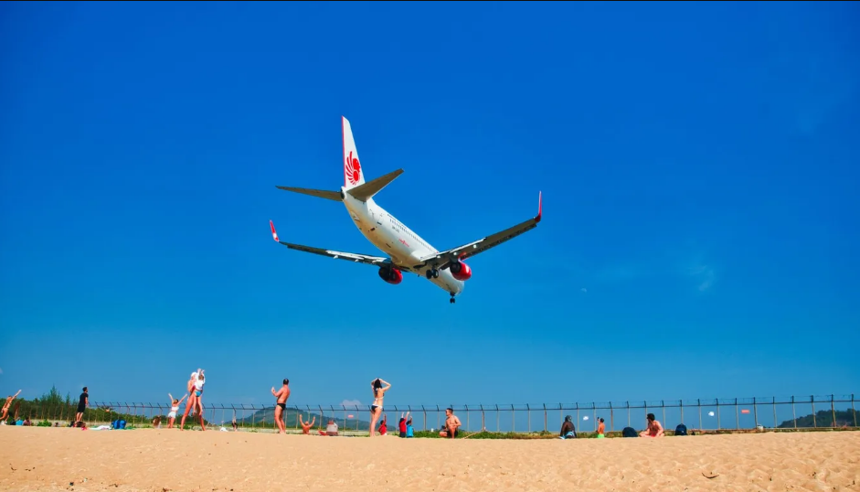  Phuket, Thái Lan. Phuket là một trong những điểm đến an toàn cho du khách nữ đi một mình. Biển xanh nắng vàng cùng các cảnh quang xinh đẹp tạo nên Phuket rất cuốn hút.  Du khách nên viếng thăm các ngôi chùa và các hòn đảo nhỏ. Dịch vụ gọi xe Grab có các lựa chọn tiết kiệm cho chuyến đi an toàn và thoải mái là một lực chọn cho khách - Ảnh: Arkady Lukashov/Bapt