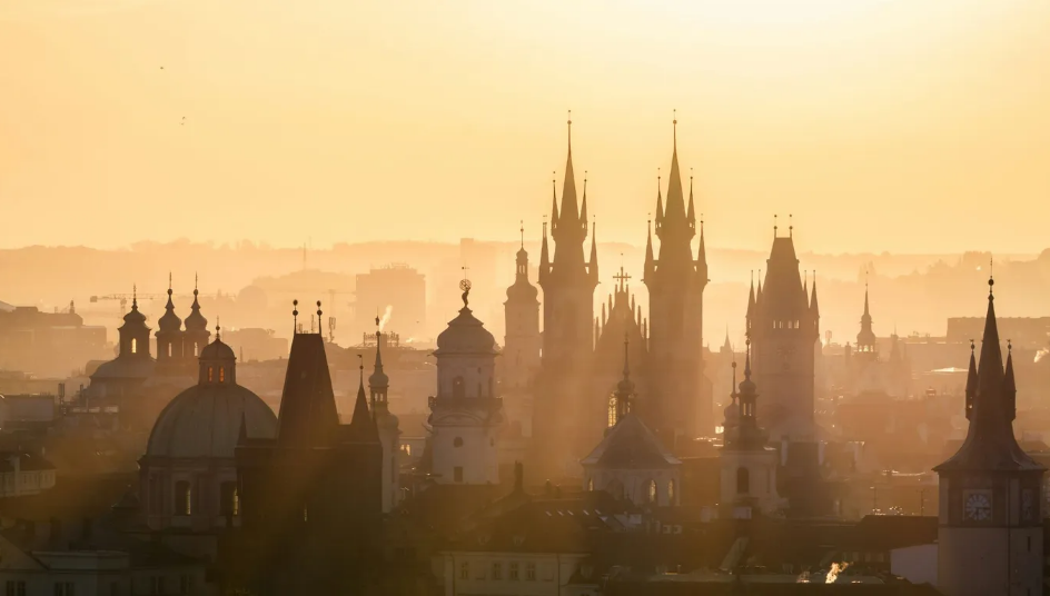 Praha, Cộng hòa Séc. Đây là thủ đô và là thành phố lớn nhất của Cộng hòa Séc. Praha rất an toàn, có thể đi bộ khắp nơi mà không phải lo lắng. Du khách nên đến cầu Charles, lâu đài Praha, bức tường Lennon và bảo tàng Kafk - Ảnh: Denis Poltoradnev/Unsplash