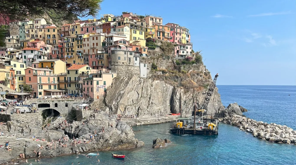 Cinque Terre, Ý.  Được tạo thành từ 5 ngôi làng đẹp như tranh vẽ. Các ngôi làng được kết nối bằng con đường mòn Blue Path dài 12km quanh co qua những vườn nho, những con đường làng hẹp và quang cảnh Địa Trung Hải tuyệt đẹp. thiên đường ven biển này là một trong những nơi an toàn dành cho phụ nữ - Ảnh: Nishtha Grover