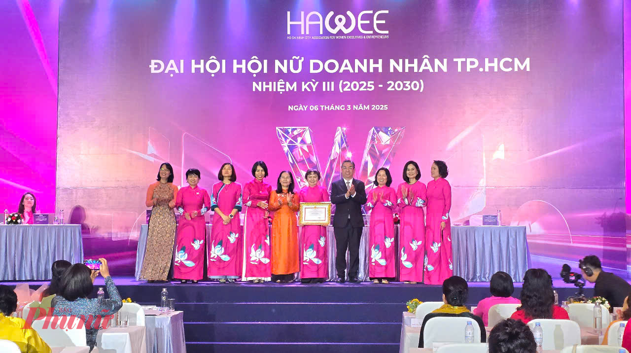 nhận Bằng khen của TPHCM 