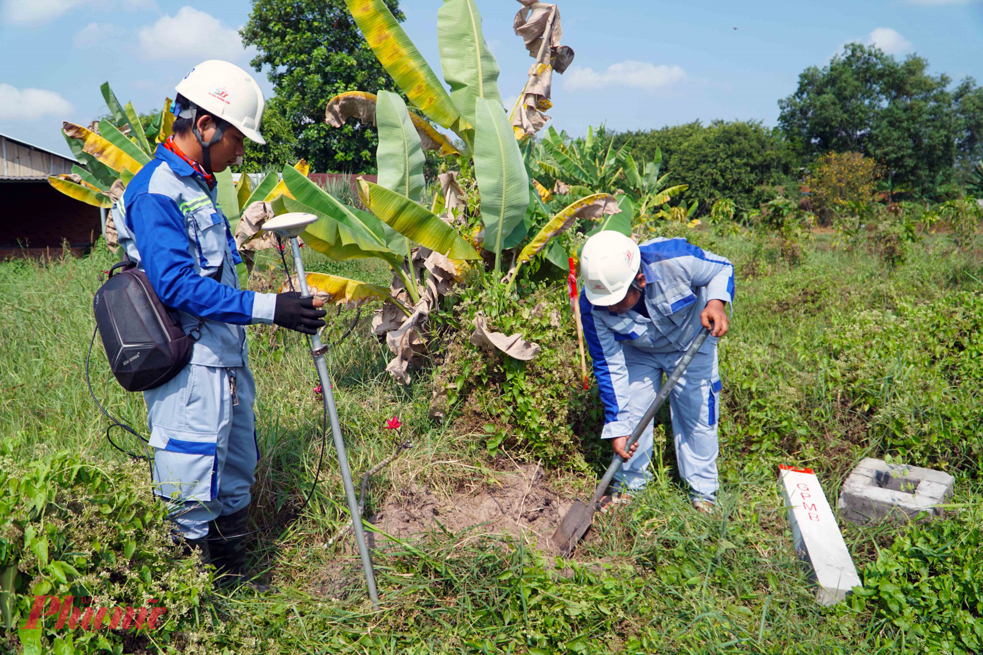 Công nhân tiến hành cắm mốc tại xã Nhuận Đức, huyện Củ Chi, TPHCM ngày 6/3