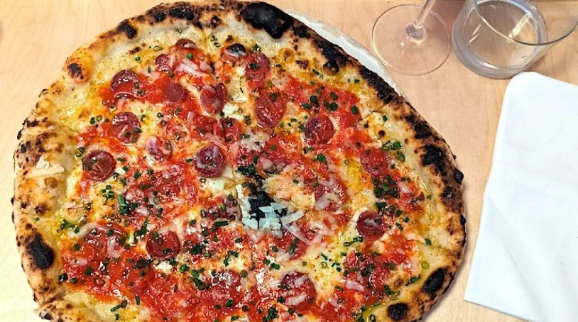 Nhà hàng Oobatz, Paris, Pháp. Hãy chọn món số 6. Bột bánh ủ trong 36 tiếng được phủ: cà chua, phô mai mozzarella, xúc xích Ý, phô mai caciocavallo…được nướng lên rất thơm - Ảnh: © Antoine Besse for Time Out