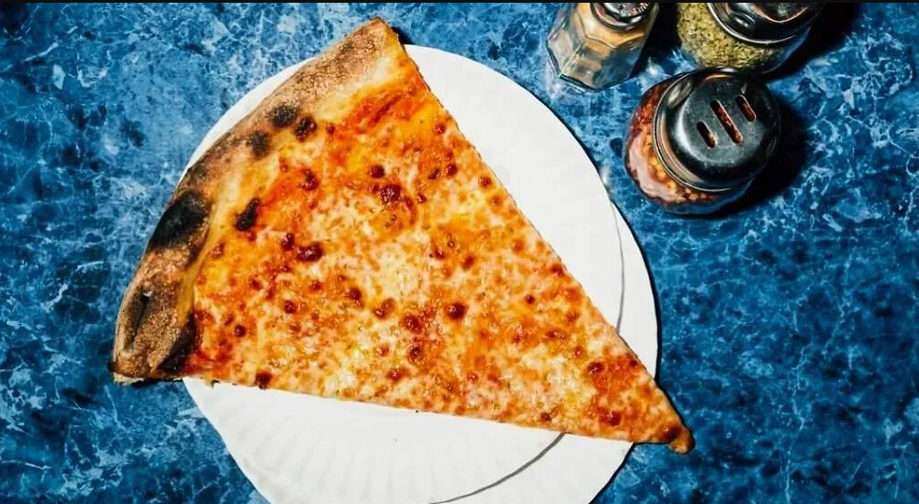 Tiệm Pizza Scarr, New York City, Mỹ. Pizza phô mai ở đây được xếp hạng. Pizza này chỉ phủ phô mai. Vỏ bánh xốp, hơi chua, đủ cứng để phủ phô mai lên nhưng đủ mềm và dẻo để gấp lại thành một lát mang đi - Ảnh: Pizza Scarr