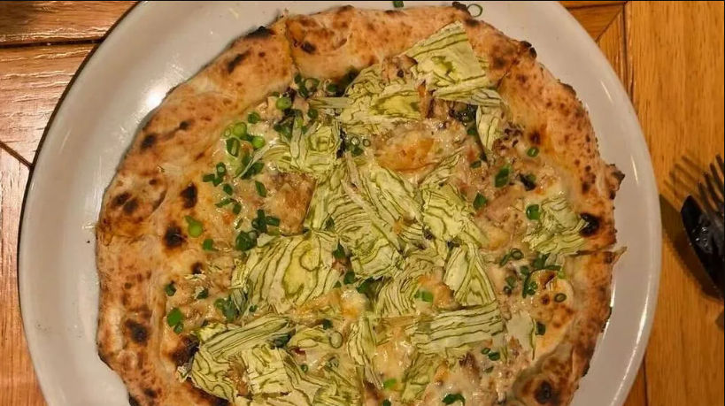 Tiệm Pizza Marumo, Tokyo, Nhật Bản. Pizza Umami ở đây được xếp hạng gồm các thành phần: nước sốt kem nấm hương khô, phô mai mozzarella, phô mai cứng pecorino, cá thu, cá ngừ bào, tảo bẹ, hành lá, mè và nước tương. Bột bánh mềm và dai sau khi lên men trong 24 tiếng - Ảnh: @alxrhg via Instagram