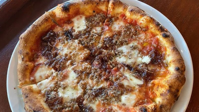 Quán Novo, Cape Town, Nam Phi. Đây là quán pizza và rượu. Hãy ăn chiếc fellini có bột được ủ bột trong 48 tiếng, phủ lên xúc xích thì là, hành tây đỏ, phô mai Ý để biết vì sao Time Out đã chọn nó - Ảnh: NOVO