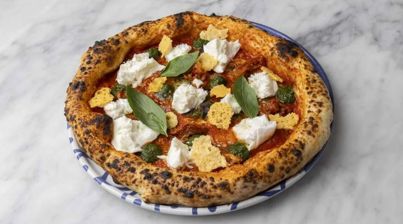 Nhà hàng Baldoria, Madrid, Tây Ban Nha. Bánh búfala fest có gì mà được chọn? Bánh có sốt cà chua, phô mai mozzarella, cà chua bi, phô mai parmesan giòn, húng quế và sốt pesto chanh. Bột bánh được lên men trong 24 tiếng và cho bột nghỉ thêm 24 tiếng nữa - Ảnh: Baldoria
