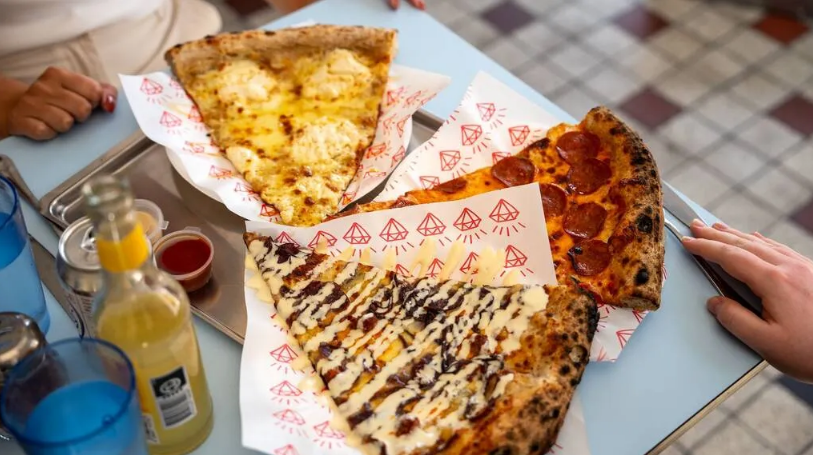 Nhà hàng pizza Diamond Slice, Copenhagen, Đan Mạch. Bánh pizza 'nbluja ở đây đã được Time Out cho vào danh sách. Bánh gồm: phô mai xanh Đan Mạch béo ngậy với gia vị 'nduja ấm áp và hành tây đỏ ngâm chua ngọt. Nhà hàng này nằm trên phố Blågårdsgade ở Nørrebro bán pizza theo từng miếng lớn, một miếng bằng một nửa chiếc pizza thông thường - Ảnh: Copenhagen Media Center / Mark Tanggaard