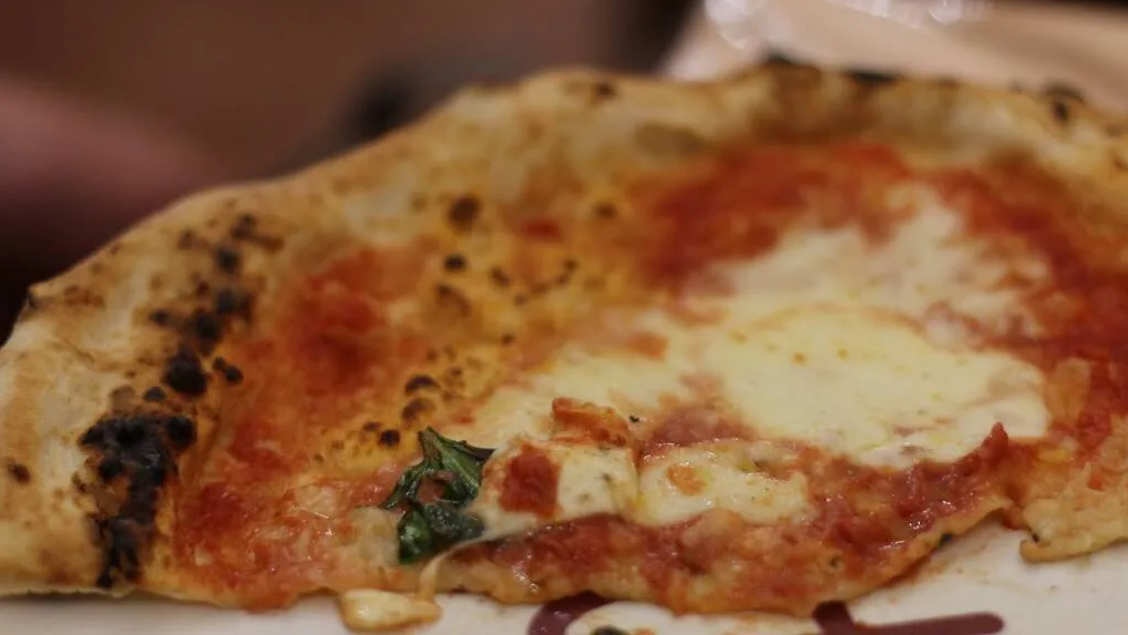 Nhà hàng Pizzeria da Attilio, Naples, Ý. Bánh pizza margherita truyền thống của nhà hàng này là nữ hoàng của tất cả các loại pizza. Bánh có cà chua từ làng San Marzano ở miền nam nước Ý, phô mai parmesan ủ 24 tháng và phủ húng quế tươi. Pizzeria da Attilio làm ra những bánh pizza cổ điển và giữ nguyên phong cách kể từ khi thành lập vào năm 1938. Naples hay còn gọi là Napoli là nơi khai sinh ra pizza nên pizza có mặt khắp thành phố cảng xinh đẹp này - Ảnh: Jenny Carden