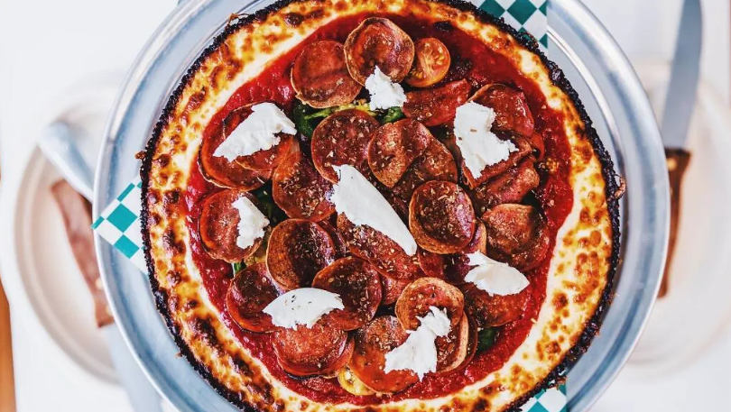 Milly’s Pizza in the pan, Chicago, Mỹ. Chiếc pizza đế dày của nhà hàng này rất nổi bật ở Chicago. Bánh được phủ sốt cà chua, phô mai, xúc xích khô cay pepperoni và ớt jalapeños có nguồn gốc từ Mexico. Đây là sự hòa quyện hoàn hảo giữa các hương vị - Ảnh: Garrett Sweet