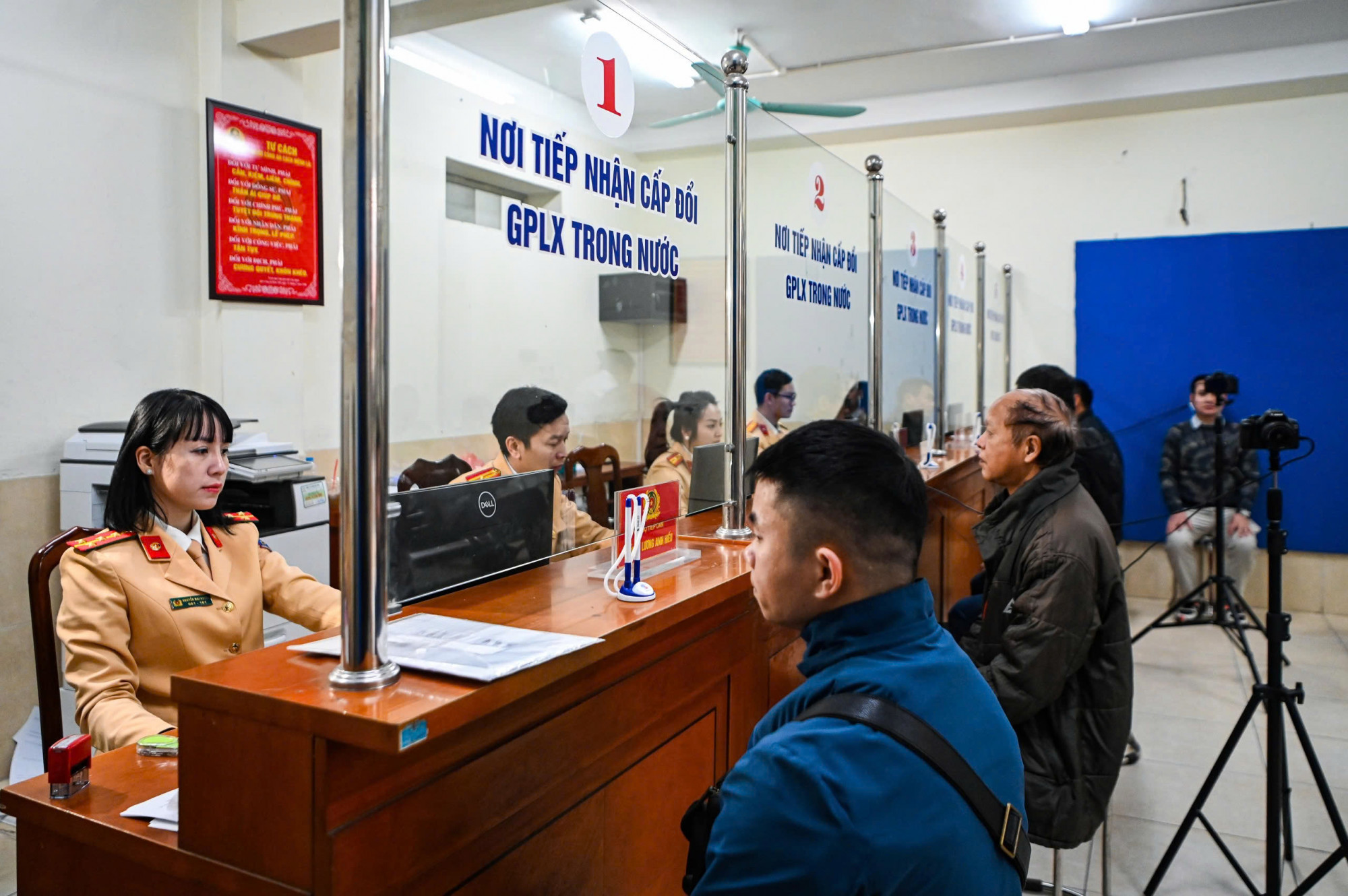 CSGT cấp đổi giấy phép lái xe cho người dân - Ảnh: H.Q