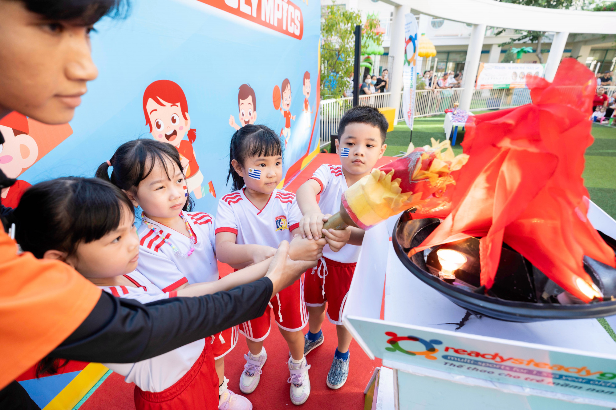 Học sinh tham gia diễu hành, rước đuốc trong nghi thức khai mạc hội thao - Ảnh: Royal School