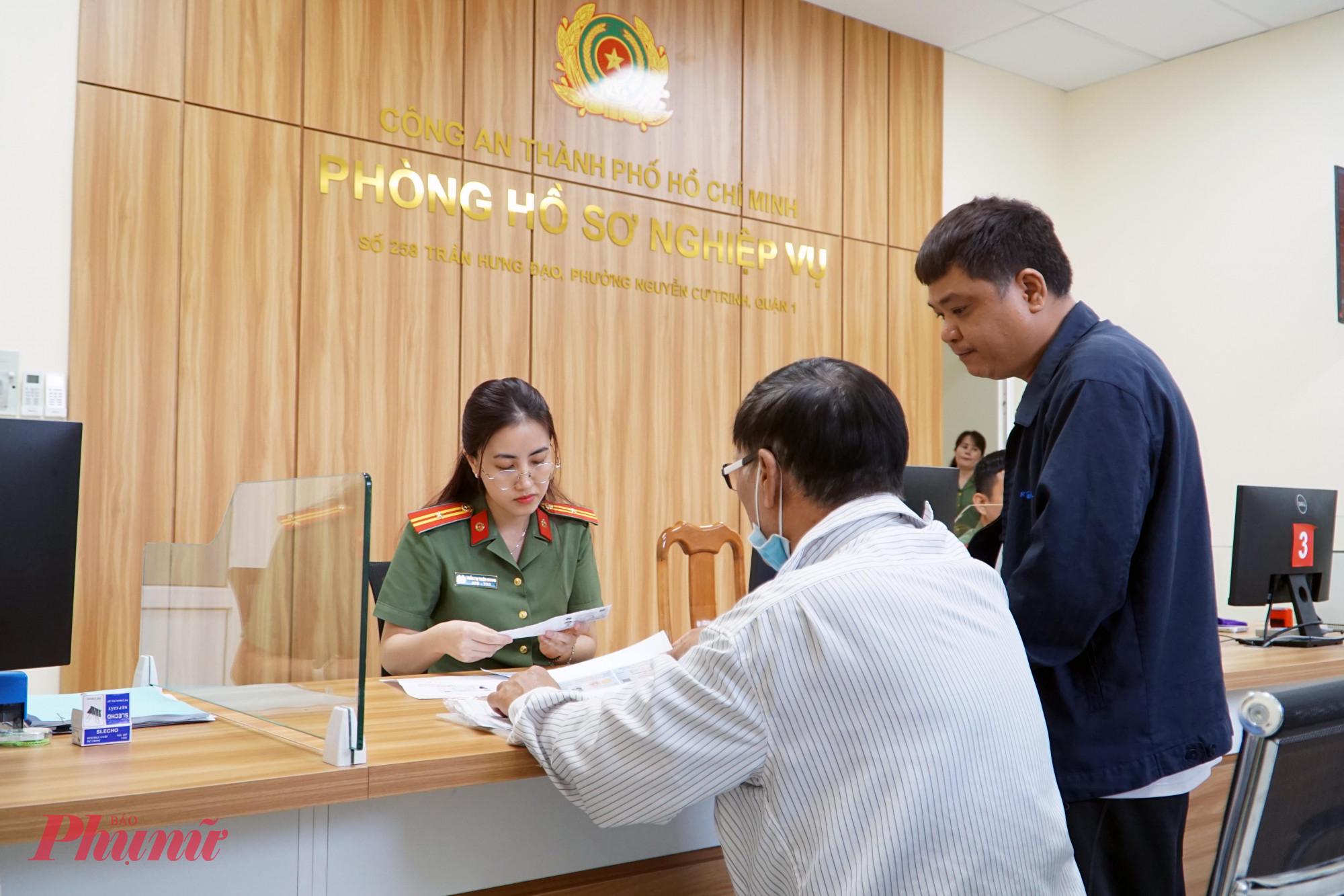 Công an TPHCM thực hiện cấp phiếu lý lịch tư pháp cho người dân - Ảnh: Vũ Quyền