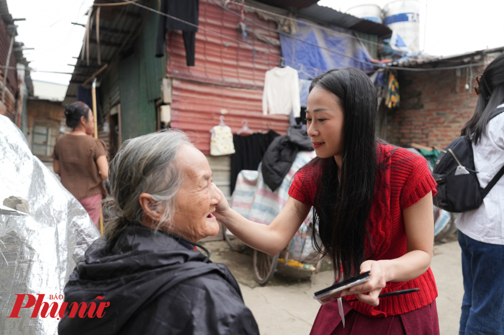 Lê Vân Anh (Tình nguyện viên chương trình) chia sẻ: 'Lần nào chương trình tổ chức mình cũng tham gia. Mỗi một lần là một cảm xúc rất khác. Mình đã từng được trang điểm cho các bà, các cô làm nghề ve chai, các chị các cô bị tâm thần. Còn hôm nay, mình được trang điểm cho những khách hàng rất đặc biệt đó là những người khuyết tật, họ vốn rất ít có điều kiện để được làm đẹp'.