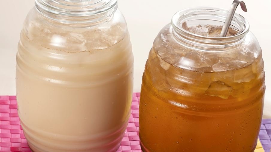 Aguas Frescas là một loại thức uống truyền thống của Mexico, phổ biến trong những ngày hè nóng bức. Nó được làm từ nước trái cây tươi, đường và một chút nước, kết hợp với các loại trái cây như dưa hấu, xoài, dứa hoặc chanh. Thức uống này không chỉ mát lạnh mà còn rất bổ dưỡng, vì cung cấp vitamin và khoáng chất từ trái cây tự nhiên.