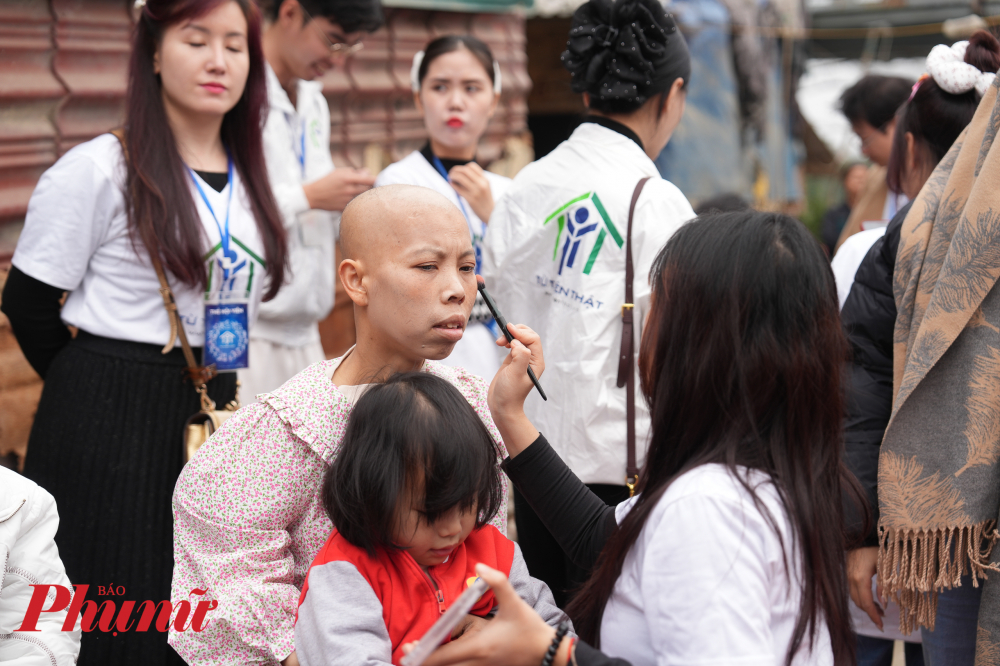 Chị Nguyễn Thị Thanh Thương (1983, Đan Phượng) là một trong những người tham gia chương trình năm nay. Chị là nạn nhân của chất độc màu da cam, từ nhỏ đã mang trên mình những di chứng nặng nề. Với chị, ngày 8/3 chỉ còn là những ký ức xa xôi, khi cách đây hơn 20 năm, chị vẫn còn được bạn bè trong lớp tặng những bông hoa nhỏ. 