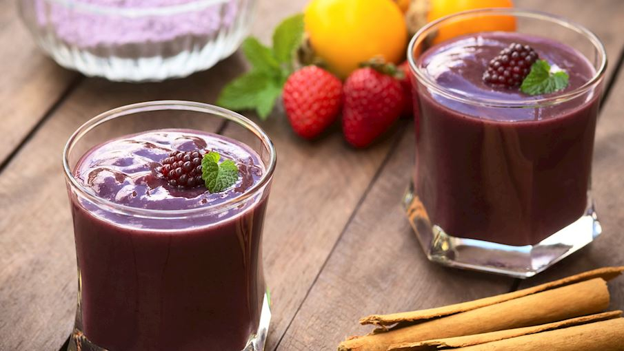 Colada Morada là một thức uống truyền thống của Ecuador, đặc biệt phổ biến trong dịp lễ Día de los Muertos (Ngày của Người Chết). Đây là một loại đồ uống ngọt, được chế biến từ các loại trái cây như nho, dâu tây, và quả việt quất, kết hợp với các gia vị như quế, đinh hương và lá nguyệt quế. Colada Morada được nấu với nước và bột ngô để tạo độ sánh đặc, rồi được dùng nóng hoặc lạnh. 