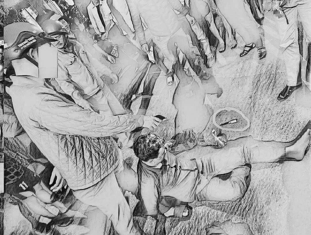 Sau khi bị phát hiện và bỏ chạy, bị can đã bị người dân và công an truy đuổi, khống chế bị can - Ảnh: CACC