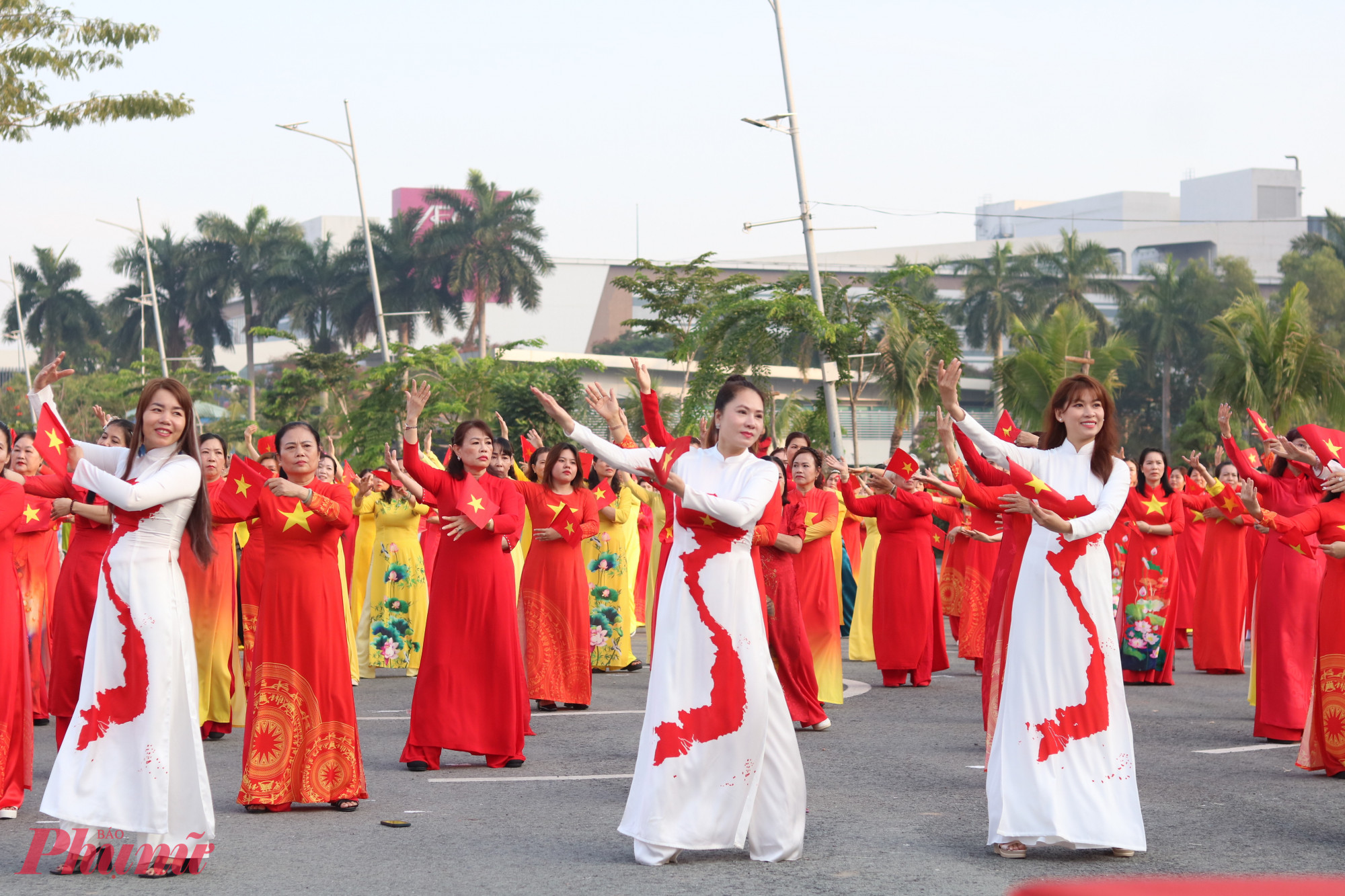 Với chủ đề “50 năm – Tự hào một dải gấm hoa”, tiết mục đồng diễn dân vũ của 2.500 chị em quận Bình Tân tạo nên bầu không khí sôi động. 