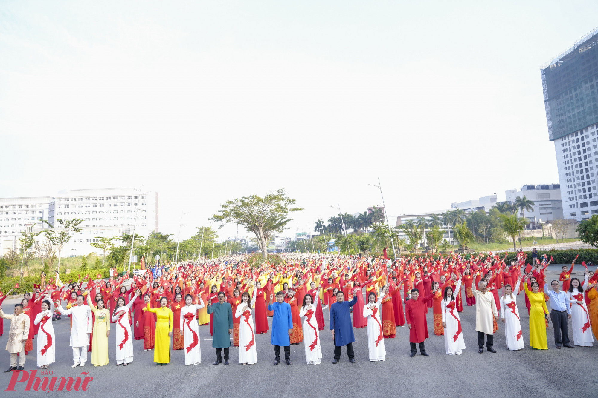 Đại diện lãnh đạo các đơn vị và hội viên danh dự của hội chụp hình kỷ niệm cùng đội đồng diễn dân vũ.  