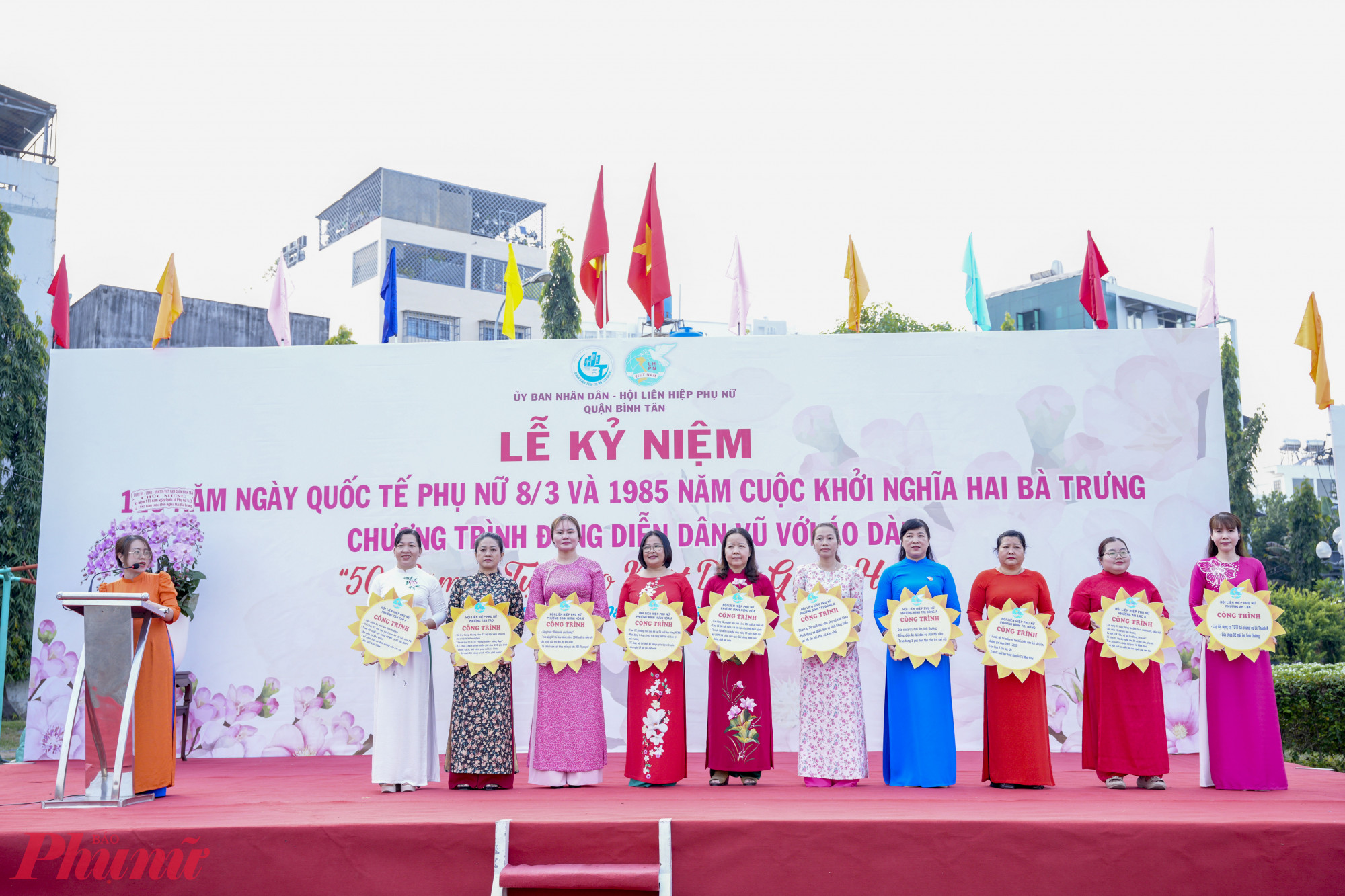 Dịp này, Hội LHPN quận Binh Tân cũng phát động đợt thi đua đặc biệt lập thành tích chào mừng các ngày lễ lớn của đất nước và 95 năm ngày thành lập Hội LHPN Việt Nam (20/10/1930 – 20/10/2025). 10 cơ sở hội hưởng ứng bằng cách đăng ký thực hiện 32 công trình, phần việc, như: Thành lập câu lạc bộ Sống khoẻ - sống đẹp (phường Tân Tạo); sửa chữa 2 mái ấm tình thương, lắp đặt bộ dụng cụ thể dục thể thao tại chung cư Lê Thành A (phường An Lạc); ra mắt câu lạc bộ Phụ nữ lan toả thông tin xanh (phường An Lạc A); tặng 3 góc học tập cho trẻ em mồ côi, sửa chữa 1 mái ấm tình thương (phường bình Trị Đông A); thực hiện công trình “Bình nước yêu thương”, khám sức khoẻ miễn phí cho 200 hội viên (phường Bình Hưng Hoà B)…