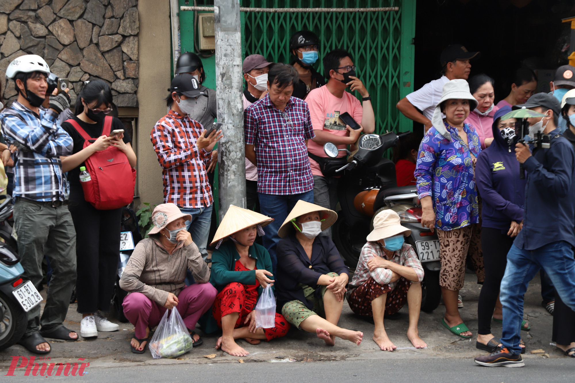 Nhiều người ngồi bệt từ trưa chờ đợi tiễn biệt Quý Bình