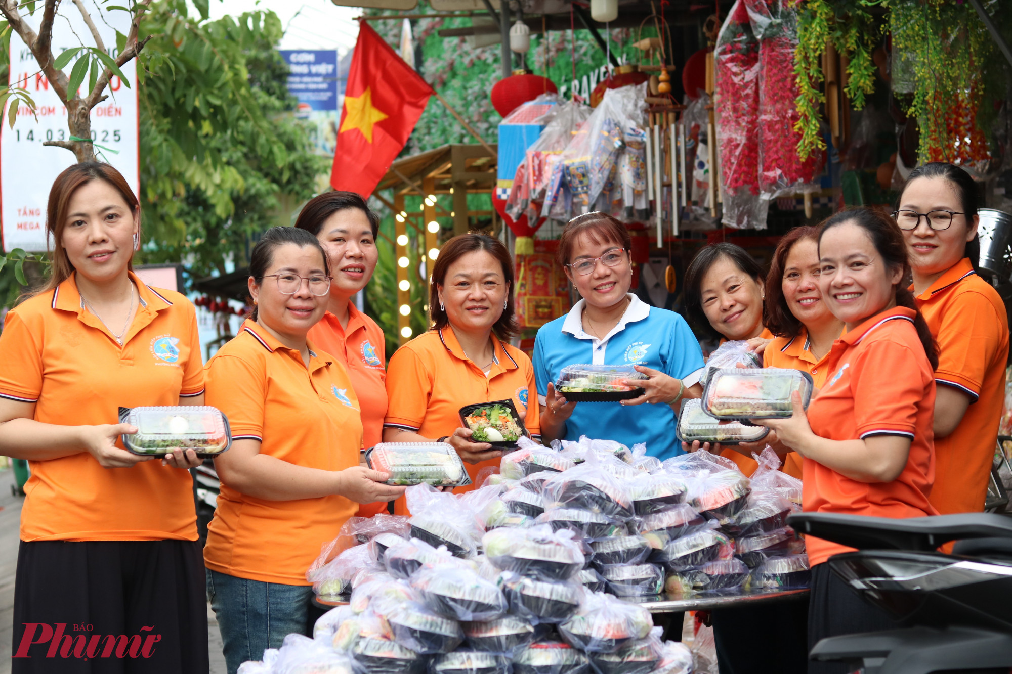 Cán bộ, hội viên phụ nữ phường An Khánh chuẩn bị nhu yếu phẩm, quần áo và hàng trăm suất ăn để san sẻ cho người dân. 