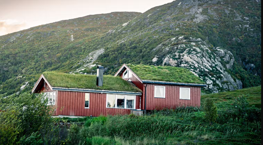 Sommarøy  là một làng chài cổ ở thành phố Tromsø, hạt Troms og Finnmark, phía bắc Na Uy.