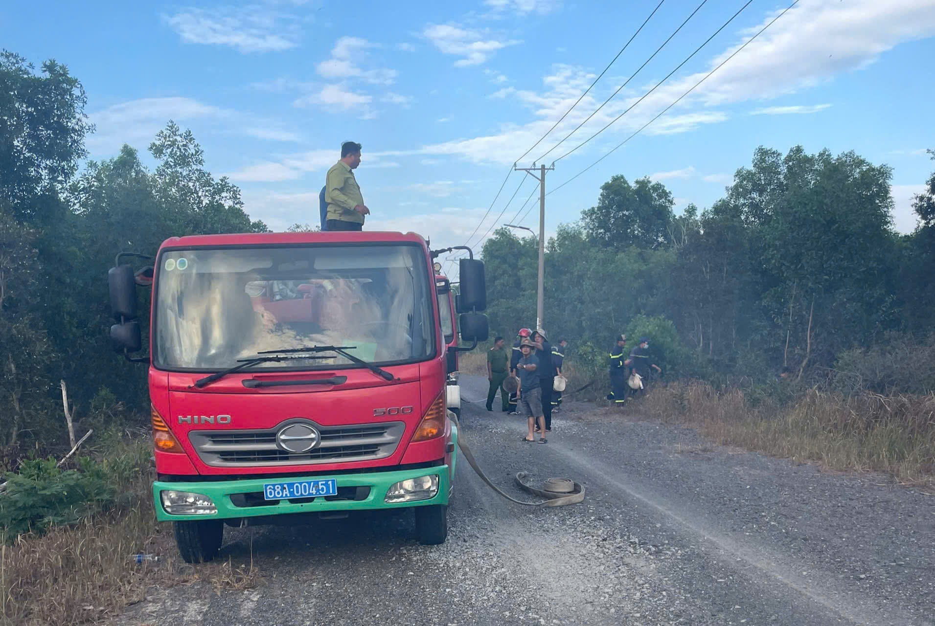 Lực lượng chức năng khẩn trương triển khai dập tắt đám cháy - Ảnh Kiểm lâm cung cấp