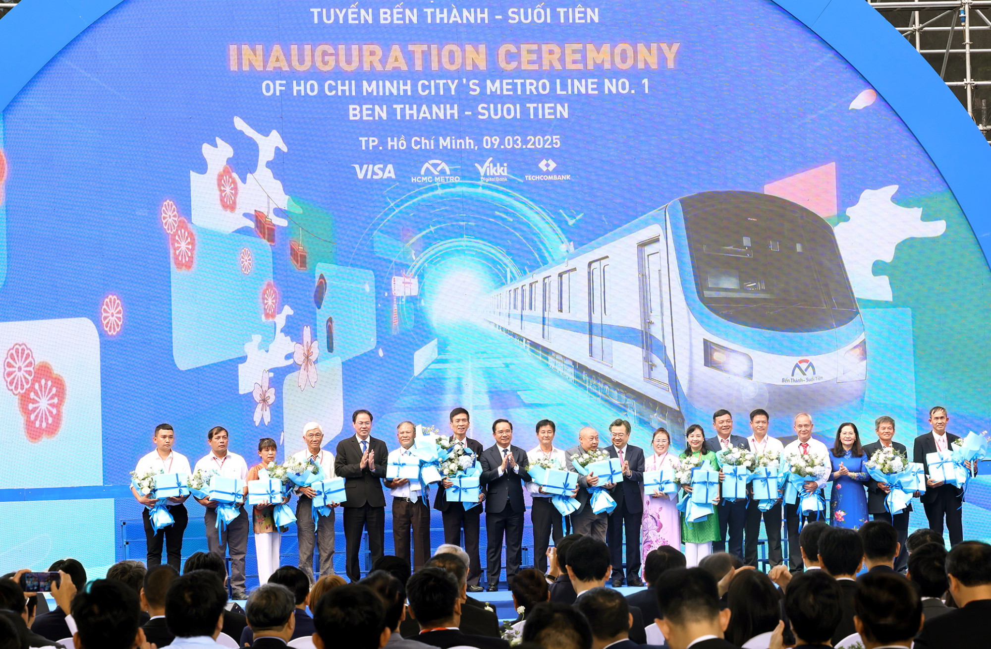 Lãnh đạo TPHCM tặng hoa cảm ơn đại diện người dân các địa phương nơi tuyến metro số 1 đi qua