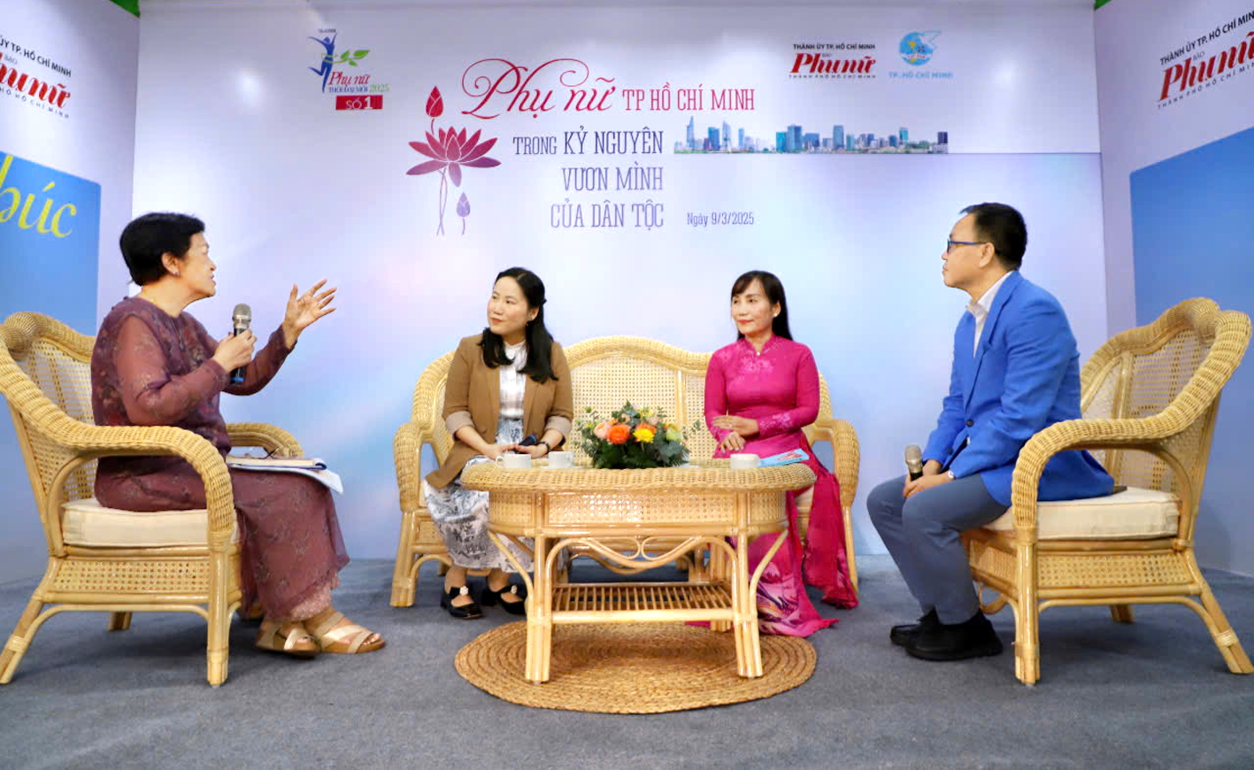 Các khách mời tham dự talk show (từ bên trái: bà Tôn Nữ Thị Ninh, tiến sĩ Hà Thị Thanh Hương, bà Trịnh Thị Thanh, doanh nhân Phan Minh Thông) - ẢNH: THÀNH LÂM