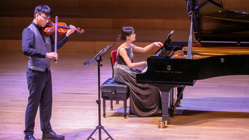 Trần Lê Bảo Quyên (piano) và Trần Lê Quang Tiến (violin)