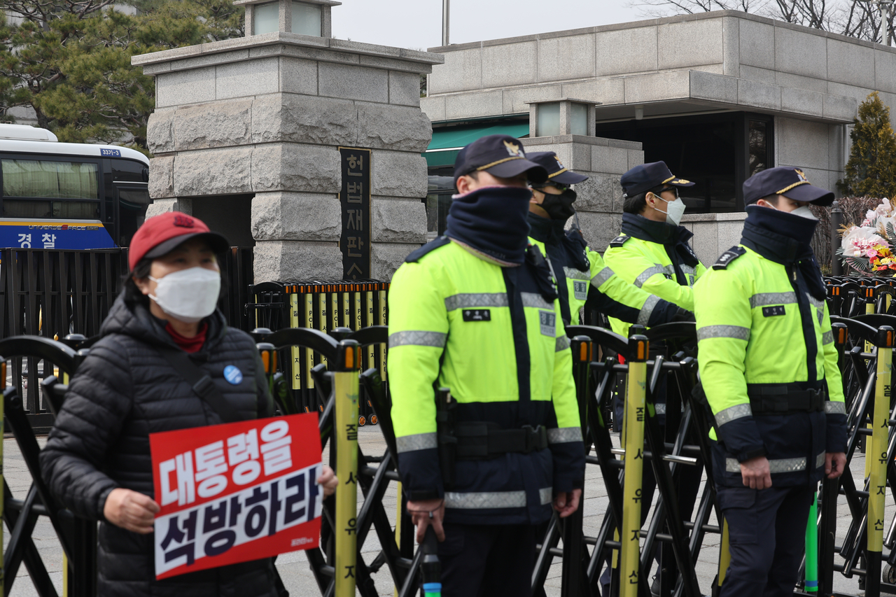 Cảnh sát bảo vệ khu vực Tòa án Hiến pháp Hàn Quốc, đặt tại quận Jongno-gu, Seoul - Ảnh: Yonhap