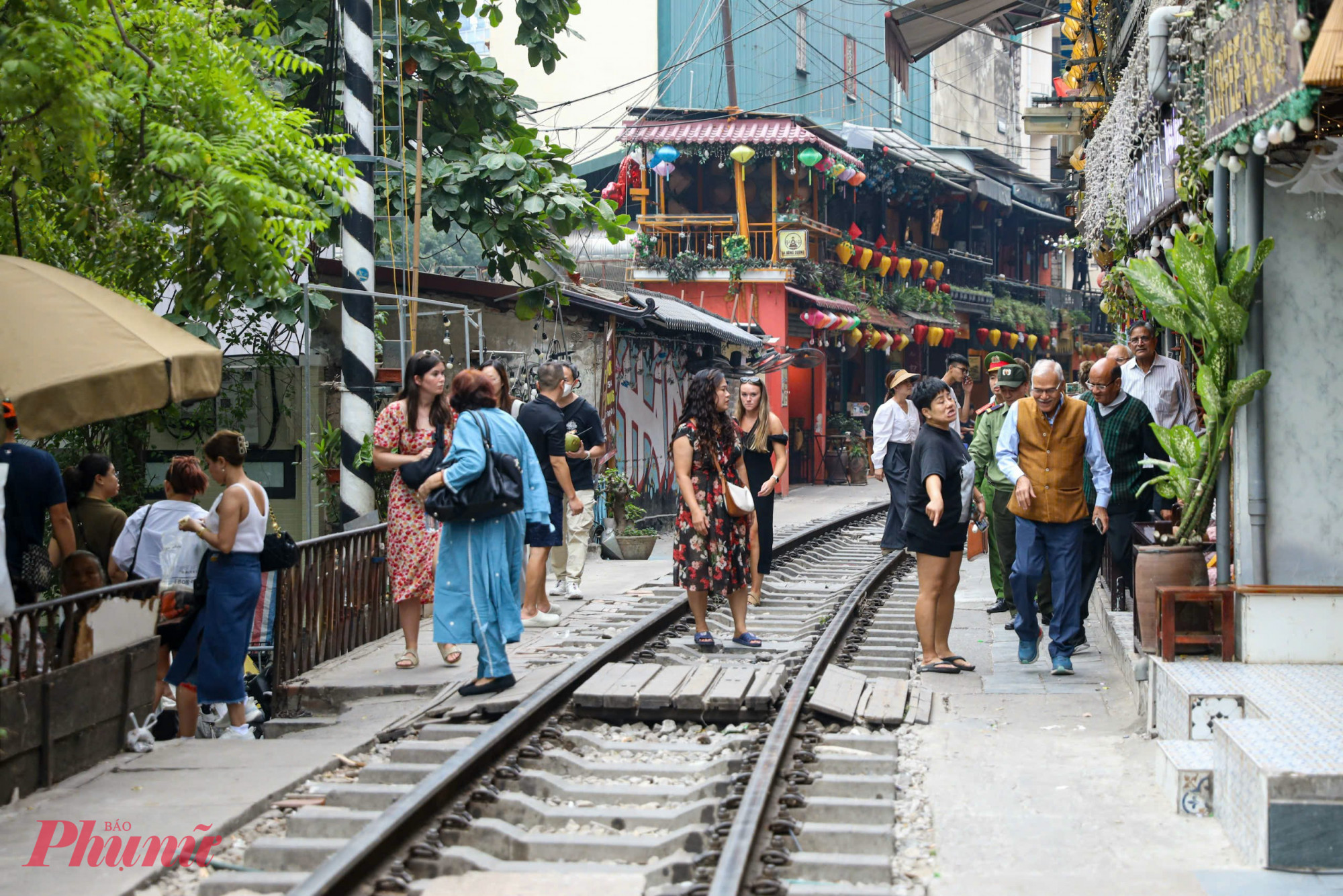 Phố cà phê đường tàu trở thành địa điểm check-in nổi tiếng ở Hà Nội - ảnh: Anh Ngọc