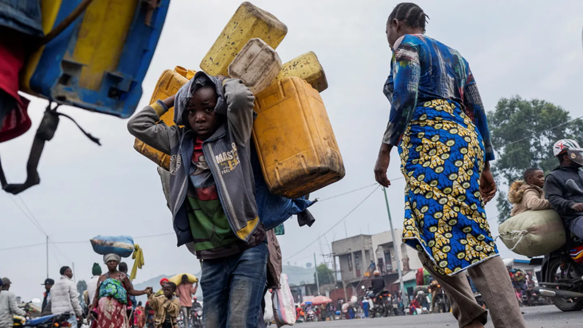 Phụ nữ và trẻ em Congo trên đường tị nạn ở Munigi và Kibati — Ảnh: Reuters