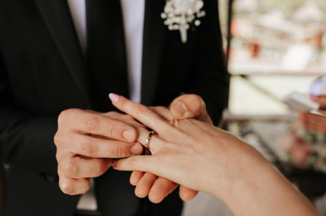 60% nhân viên văn phòng cho rằng kết hôn không phải là điều bắt buộc