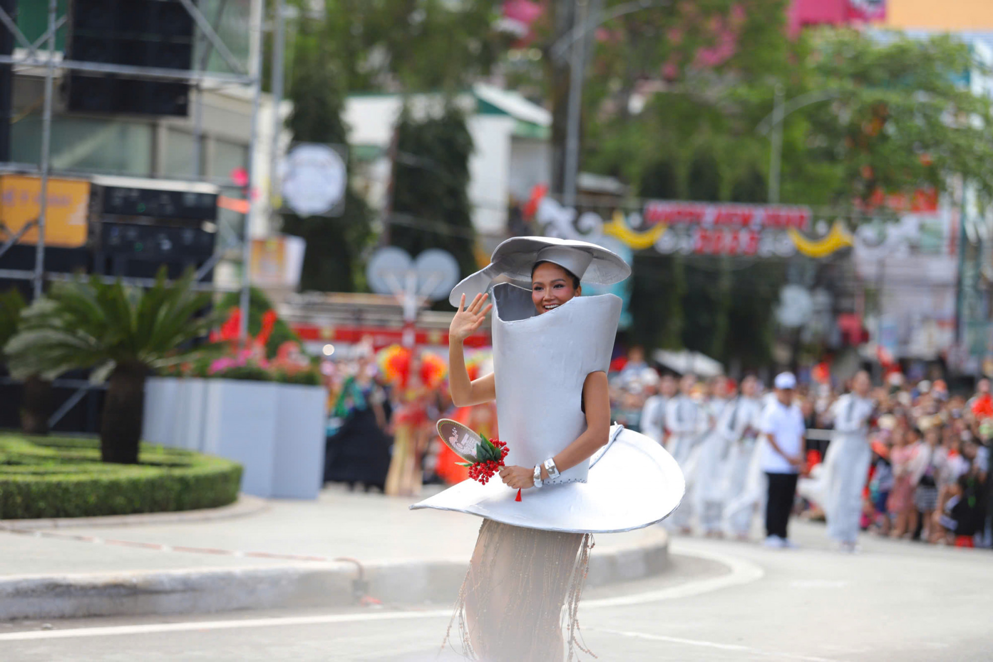   Hoa hậu H'Hen Niê làm Đại sứ truyền thông Lễ hội Cà phê Buôn Ma Thuột lần thứ 9 - Ảnh: B.X.