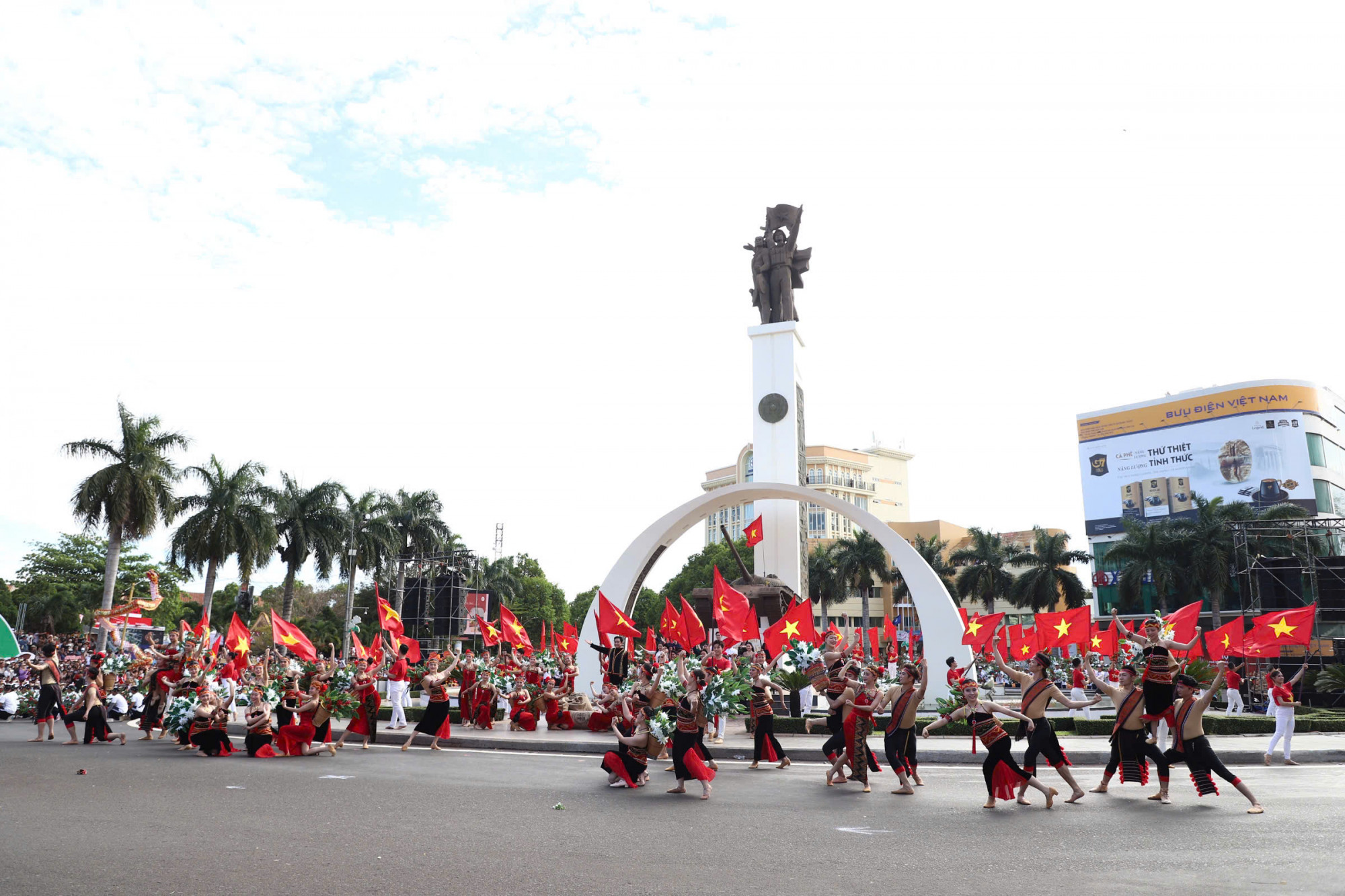 Các chương trình tại Lễ hội đường phố  chương trình diễn ra và bắt đầu điểm xuất phát tại Tượng đài Ngã Sáu - một trong những công trình kiến trúc nghệ thuật độc đáo và tiêu biểu của Thành phố Buôn Ma Thuột. T