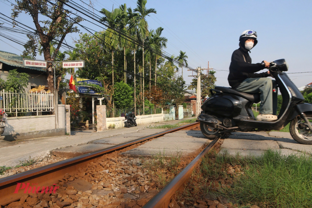 Mới đây, một vụ tai nạn xảy ra giữa tàu SE1 chạy hướng Hà Nội - TP HCM khi đến Km698+050 tuyến đường sắt Bắc - Nam đoạn TX Hương Thủy đã va chạm với xe máy do người đàn ông SN 1991 điều khiển, khiến người đi xe máy tử vong tại chỗ. Địa điểm xảy ra tai nạn được xác định là đường ngang dân sinh tự mở.