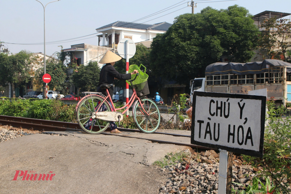 Tại địa bàn 2 quận Phú Xuân và Thuận Hóa (TP Huế) đang tồn tại nhiều vị trí đường bộ cắt ngang đường sắt, lối đi tự mở rất nguy hiểm khi tàu chạy qua