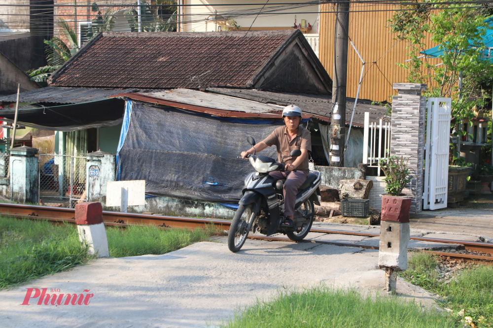  Qua rà soát, tại TP Huế hiện còn hàng chục lối đi tự mở giao cắt với đường sắt gây khó khăn cho công tác quản lý và tiềm ẩn nhiều nguy cơ mất an toàn giao thông 